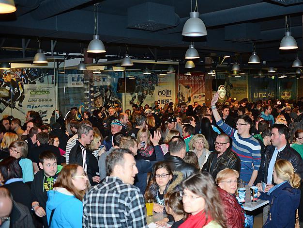 Die Linzer Fans im VIP Club der Keine Sorgen Eisarena.