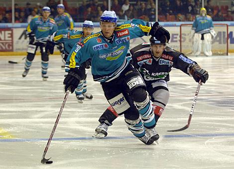 #79 Gregor Baumgartner, Liwest Black Wings Linz, enteilt der Grazer Verteidigung.