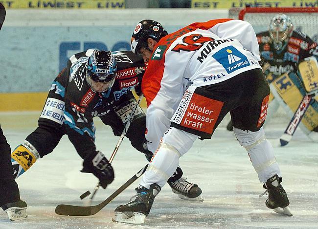 #21 Philipp Lukas, Kapitaen, EHC Liwest Black Wings Linz und #16  Rem Murray, HC TWK Innsbruck beim Bully.