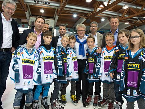 Sponsoren und der Linzer Buergermeister Klaus Luger Uebergeben Trikots an den Nachwuchs der Linzer Black Wings, EHC Liwest Black Wings Linz vs HCB Suedtirol