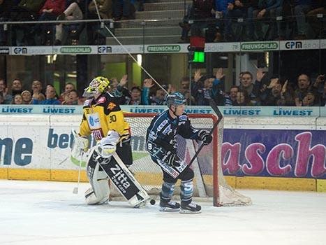 Jason Ulmer, Linz bezwingt David Kickert, WIen im Penalty Shoot Out. EHC Liwest Black Wings Linz vs UPC Vienna Capitals