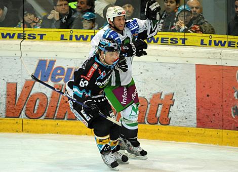 #63 Markus Schlacher, Stuermer, EHC Liwest Black Wings Linz im Duell mit der #24 Tomaz Vnuk, Olympia Laibach.