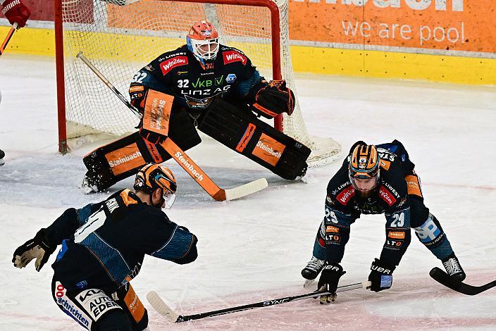 Tormann Rasmus Tirronen (Steinbach Black Wings Linz), Julian Pusnik (Steinbach Black Wings Linz),  Martin Stajnoch (Steinbach Black Wings) Steinbach Black Wings Linz vs EC Red Bull Salzburg, Playoffs, 4. Viertelfinale, Linz AG Eisarena 