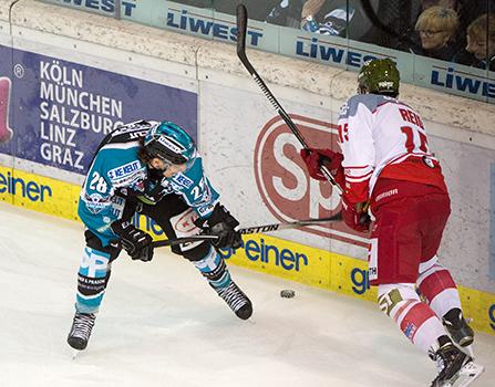 Marius Göhringer (EHC Liwest Black Wings Linz) und Brodie Reid (HCB Suedtirol), EHC Liwest Black Wings Linz vs HCB Suedtirol 4. Viertelfinale
Marius GÃ¶hringer (EHC Liwest Black Wings Linz) und Brodie Reid (HCB Suedtirol), EHC Liwest Black Wings Linz