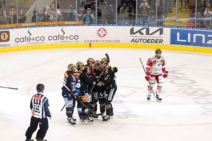 Die Steinbach Black Wings Linz feiern das Tor zum 1 zu 0 durch Brian Lebler (Steinbach Black Wings Linz) Steinbach Black Wings Linz vs HCB Suedtirol Alperia, 15. Runde ICE Hockey League, Steinbach Black Wings Linz, Linz AG Eisarena 