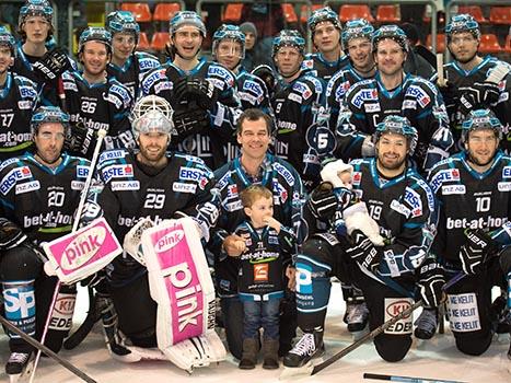 Pat Leahy, Ex-Linzer, wird in der Halle verabschiedet, mit der Mannschaft, EHC Liwest Black Wings Linz vs EC VSV