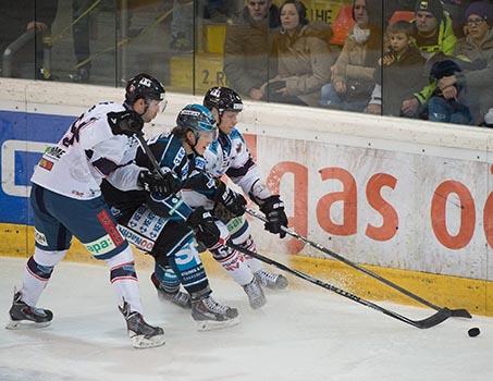 Brian Lebler, Linz und Andrew Sarauer, Fehervar AV 19,  EHC Liwest Black Wings Linz vs Fehervar AV19