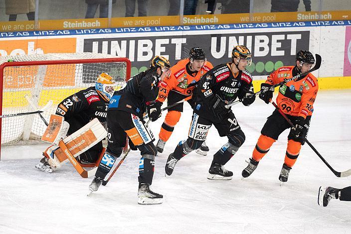 Tormann Rasmus Tirronen (Steinbach Black Wings Linz), Raphael Wolf (Steinbach Black Wings Linz), Logan Roe (Steinbach Black Wings Linz)  Steinbach Black Wings Linz vs Moser Medical Graz 99ers, 24. Runde, ICE Hockey League, Steinbach Black Wings Linz, Linz AG Eisarena 
