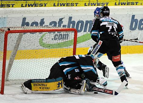 #32 Alex Westlund, EHC Liwest Black Wings Linz sichert den Puck.