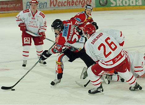 #29 Christoph Brandner, Stuermer, Team Austria im Duell mit der #26 Moten Dahlmann, Verteidiger, Team Danmark.