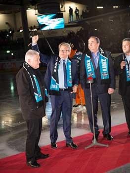 Eishalle Linz, Tribueneneroeffnung, EHC Liwest Black Wings Linz vs EC VSV, v.l. Landeshauptmann Josef Puehringer, Bgm. Klaus Luger, Di Erich Haider, Linz AG