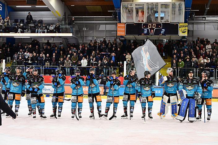 Das Team der Steinbach Black Wings Linz feiern den Heimsieg über die Pustertaler Wölfe,  28. Runde ICE, Steinbach Black Wings Linz vs HC Falkensteiner Pustertaler Wölfe, Linz AG Eisarena