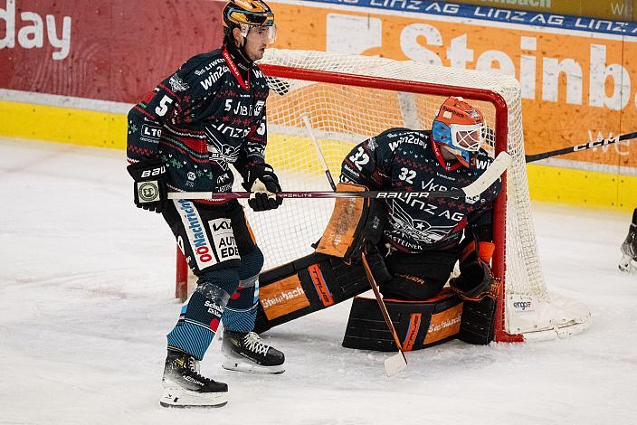 Raphael Wolf (Steinbach Black Wings Linz), Tormann Rasmus Tirronen (Steinbach Black Wings Linz) Steinbach Black Wings Linz vs Hydro Fehervar AV19, Weihnachtstrikot ICE Eishockey Liga, Linz AG Eisarena