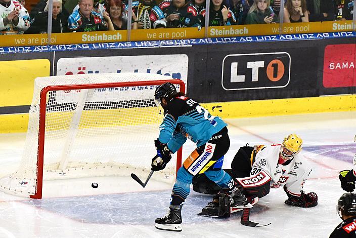 Shawn St.Amant (Steinbach Black Wings Linz) trifft zum 1 zu 0 gegen Tormann Alex Caffi (Pioneers Vorarlberg), 1. Runde ICE, Steinbach Black Wings Linz vs Pioneers Vorarlberg , Linz AG Eisarena 