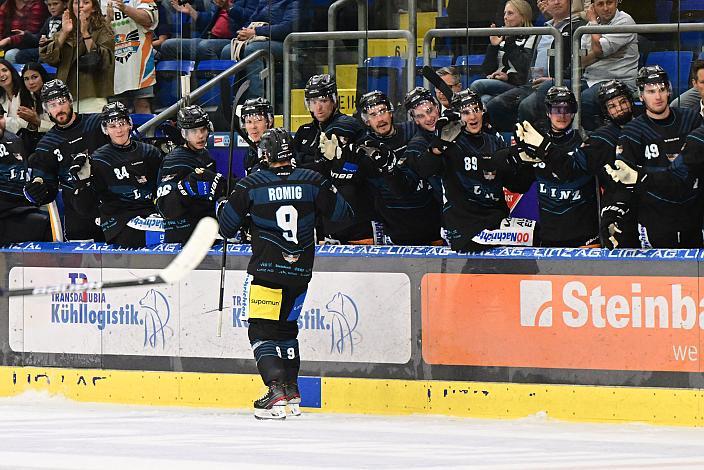 Emilio Romig (Steinbach Black Wings Linz) feiert das Tor zum 1 zu 0, Steinbach Black Wings Linz - HK Nitra (SVK), Linz AG Eisarena 