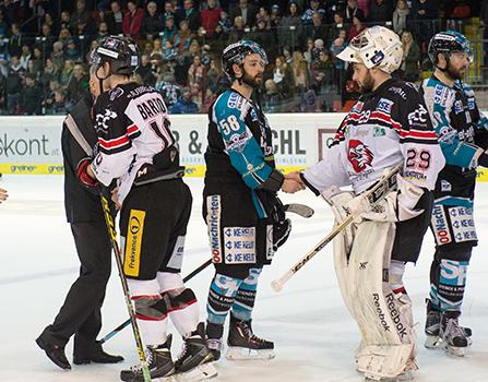 Sebastien Piche (EHC Liwest Black Wings Linz) und Tormann Jan Lukas (HC Orli Znojmo), EHC Liwest Black Wings Linz vs HC Orli Znojmo, 6. Semifinale