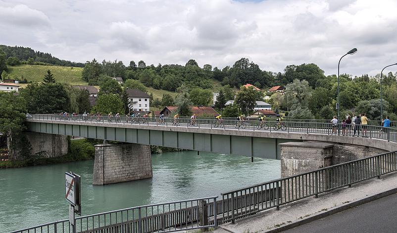 Das Feld bei Steinbach an der Steyr, 3. Etappe Traun - Ternberg, Radsport 10. Int. OOE Rundfahrt  