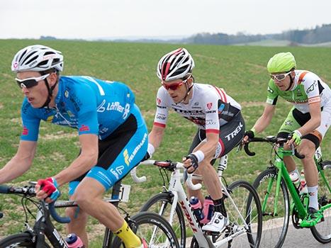 v.l. Michael Gogl, Team Felbermayr Simplon Wels, Riccardo Zoidl, Team Trek, Josef Benetseder, Hrinkow Adverics Cycleang Team. 54. Int. Kirschbluetenrennen, Wels