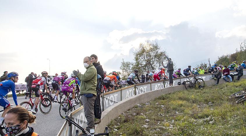 Das Gruppetto im Anstieg nach Piancavallo Stage 15,  Base Aerea Rivolto  ›  Piancavallo   (185k) 15. Etappe, 103. Giro d Italia