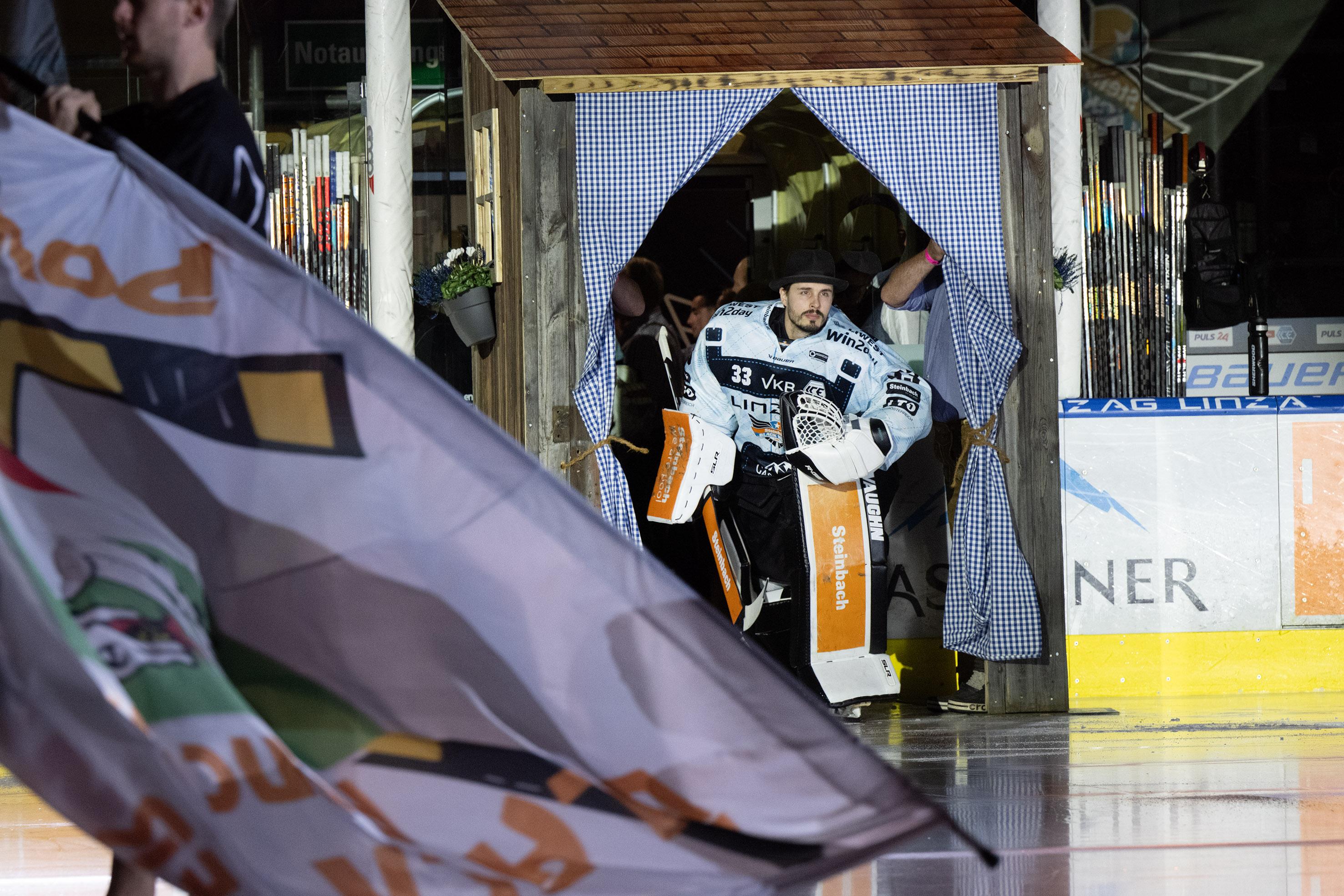 Tormann Thomas Höneckl (Steinbach Black Wings Linz) Oktoberfest, Steinbach Black Wings Linz vs Moser Medical Graz 99ers, Linz AG Eisarena