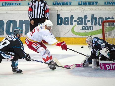 Michael Ouzas und Marc-Andre Dorion, Linz, klaeren vor dem Bozener Marco Insam, EHC Liwest Black Wings Linz vs HCB Suedtirol