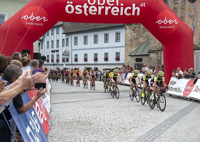 Das Feld passiert Ternberg 3. Etappe Traun - Ternberg, Radsport 10. Int. OOE Rundfahrt  