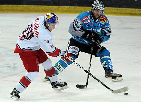 Reid Cashman, Linz gegen Marco Brucker, Salzburg, Liwest Black Wings Linz vs. EC Red Bull Salzburg
