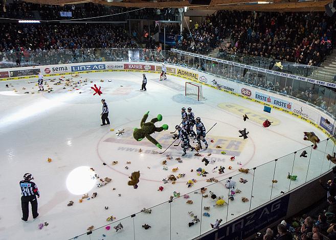 Teddy Bear Toss EHC Liwest Black Wings Linz vs Dornbirn Bulldogs