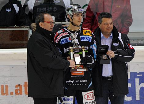 Beliebtester Spieler der Liga Daniel Oberkofler, geehrt von Peter Schramm und Ing.Peter Freunschlag, Liwest Black Wings Linz vs. EC Record Fenster VSV