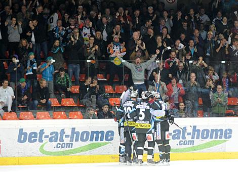 Die Liwest Black Wings Linz feiern den Sieg gegen den EC KAC