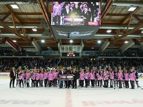 Pink Ribbon Scheck uebergabe, EHC Liwest Black Wings Linz vs HC Orli Znojmo
