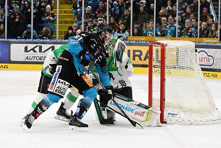Sean Collins (Steinbach Black Wings Linz), Tormann Luka Kolin (HK Olimpija Ljubljana), 49. Runde ICE, Steinbach Black Wings Linz vs Olimpija Ljubljana, Linz AG Eisarena