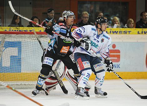 Pat Leahy Liwest Black Wings Linz vor dem Tor der Ungarn vs. SAPA Fehervar AV19