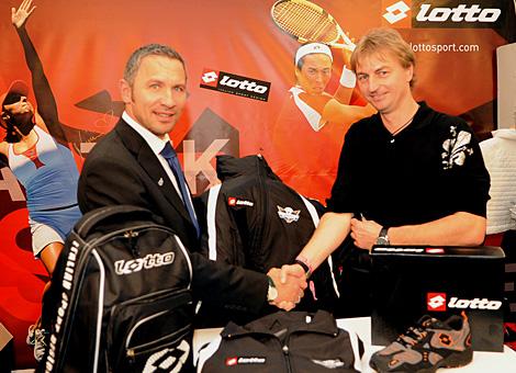 Thomas Hautz, Firma Lotto Sport Italia und Christian Perthaler, Manager, EHC Liwest Black Wings Linz.