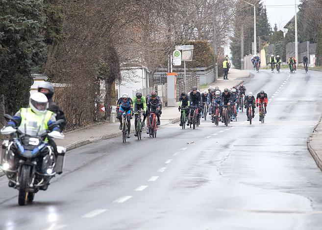 Das Feld der Elite in der Anfahrt nach Leonding, Herren Elite, U23, Radliga, 60. Radsaison-Eröffnungsrennen Leonding, Oberösterreich 
