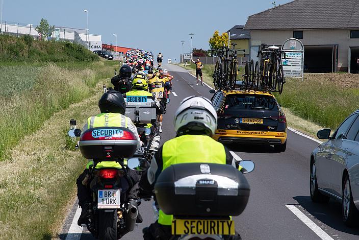 Das Peleton bei St. Peter am Wimberg, 2. Etappe Wels - Bad Leonfelden, Int. Raiffeisen Oberösterreich Rundfahrt UCI Kat. 2.2