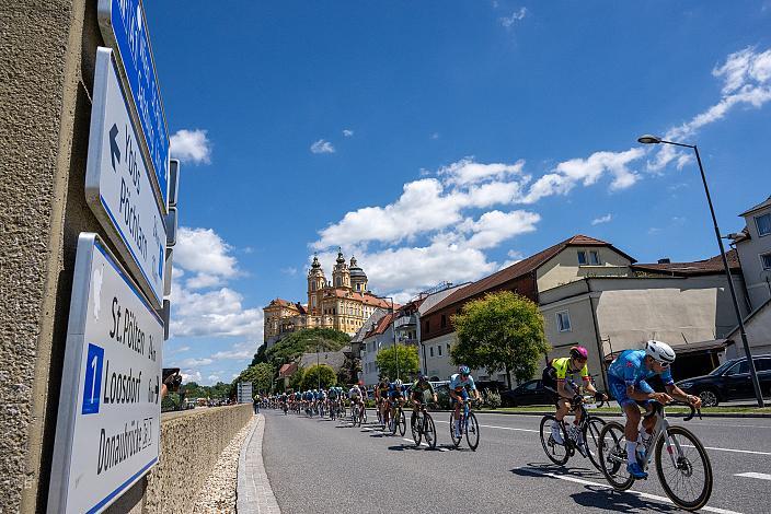 Das Peleton vor dem Stift Melk mit Stefan Kovar (AUT, Hrinkow Advarics) 73. Tour of Austria, ME 2.1 1. Etappe  Maria Taferl - Steyr 184,5 km