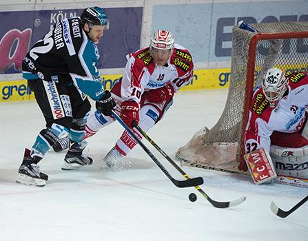 Mate Gaspar  (EHC Liwest Black Wings Linz) und Jonas Nordqvist (EC KAC) vor Tormann Bernd Brückler (EC KAC), EHC Liwest Black Wings Linz vs EC KAC
Mate Gaspar  (EHC Liwest Black Wings Linz) und Jonas Nordqvist (EC KAC) vor Tormann Bernd BrÃ¼ckler (EC