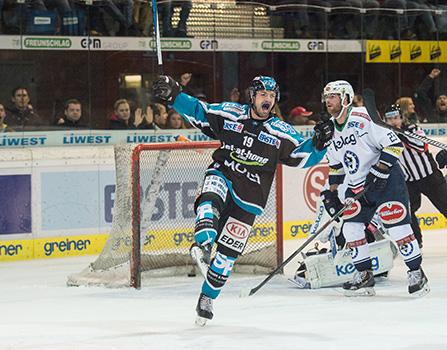 Andrew Jacob Kozek  (EHC Liwest Black Wings Linz) feiert, EHC Liwest Black Wings Linz vs EC VSV