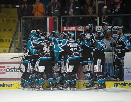 Linz feiert den Sieg, EHC Liwest Black Wings Linz vs HC Orli Znojmo, Platzierungsrunde