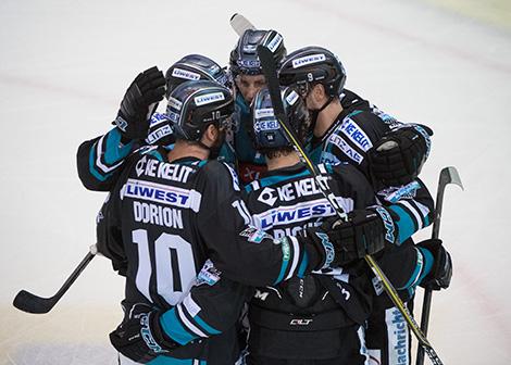 Linz feiert ein Tor  EHC Liwest Black Wings Linz vs Dornbirn Bulldogs