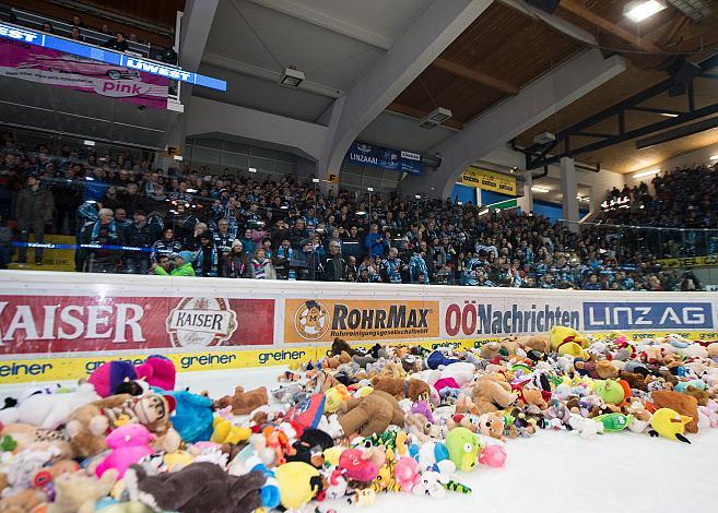Teddy Bear Toss EHC Liwest Black Wings Linz vs Dornbirn Bulldogs