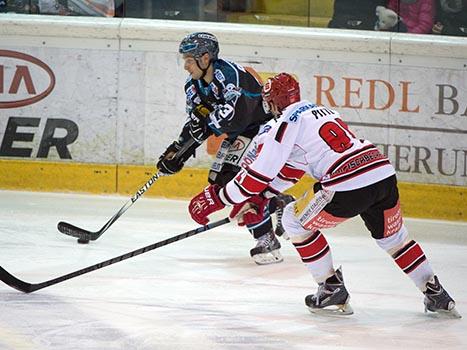 Fabio Hofer, Linz und Stefan Pittl, Innsbruck, EHC Liwest Black Wings Linz vs HC TWK Innsbruck