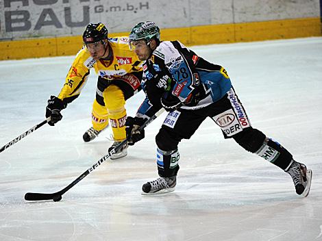 Mike Ouellette, Linz und Benoit Gratton, Wien. EHC Liwest Black Wings Linz vs. UPC Vienna Capitals