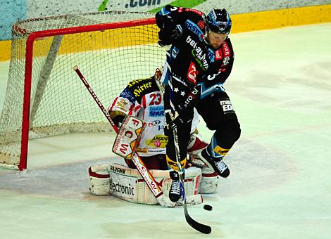 #3 Ray DiLauro, EHC Liwest Black Wings vor dem Tor des KAC.