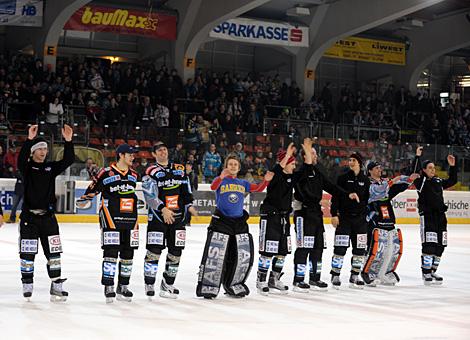 Die Linzer feiern den 3 zu 2 Sieg n.P. Liwest Black Wings Linz vs. EC Rekord Fenster VSV