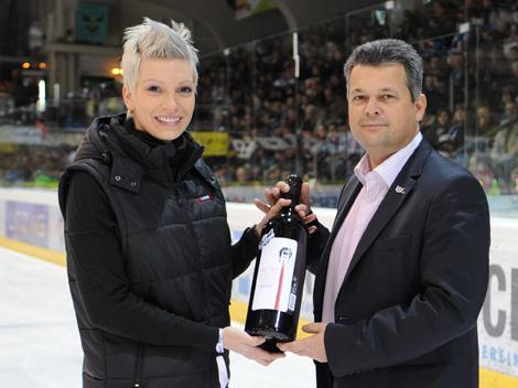 Peter Freunschlag praesentiert den Black Wings Wein, EHC Liwest Black Wings Linz vs. EC Rekord Fenster VSV