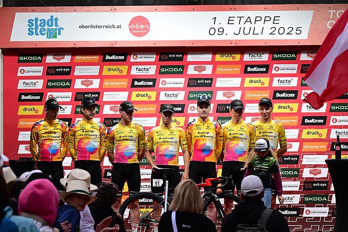 Team Vorarlberg mit Jannis Peter (GER, Team Vorarlberg), Alexander Konychev (ITA, Team Vorarlberg), Emanuel Zangerle (AUT, Team Vorarlberg), Pirmin Benz (GER, Team Vorarlberg), Colin Chris Stüssi (SUI, Team Vorarlberg), Kilian Feurstein (AUT, Team Vorarlberg), Daniel Geismayr (AUT, Team Vorarlberg), Teampräsentation Stadtplatz Steyr, Tour of Austria, Steyr Austria