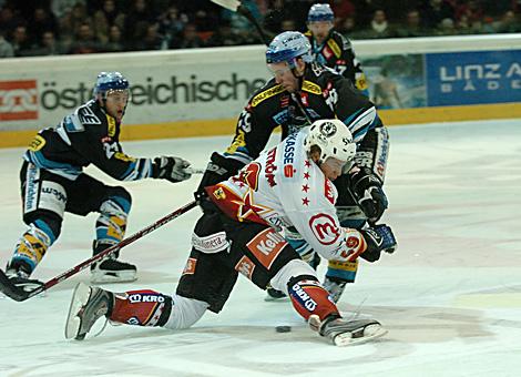 #79 Gregor Baumgartner, Liwest Black Wings Linz und die #49 Henrik Malmstroem, HK Acroni Jesenice im Zweikampf. 