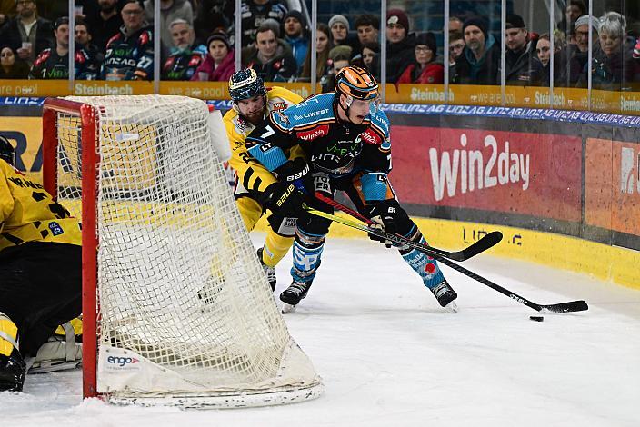 Brian Lebler (Steinbach Black Wings Linz),  Jeremy Gregoire (spusu Vienna Capitals) Win2Day ICE Hockey League,  Steinbach Black Wings Linz vs Spusu Vienna Capitals,  Linz AG Eisarena 